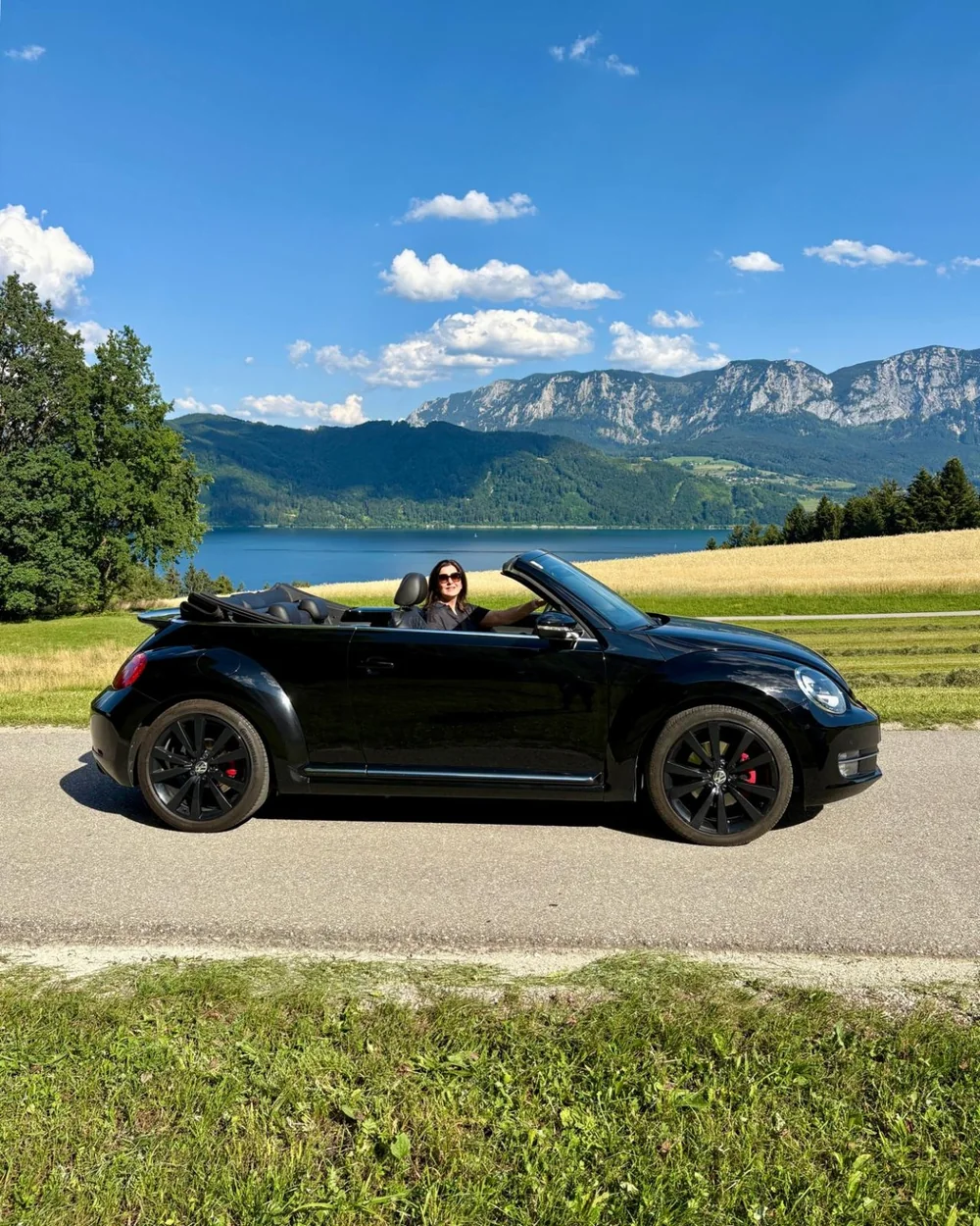 BEATe Nagl mit ihrem schwarzen Käfer am Attersee